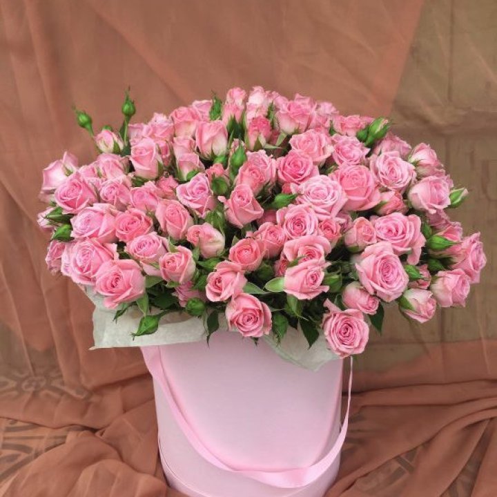 Кустовые розы в коробке в Омске