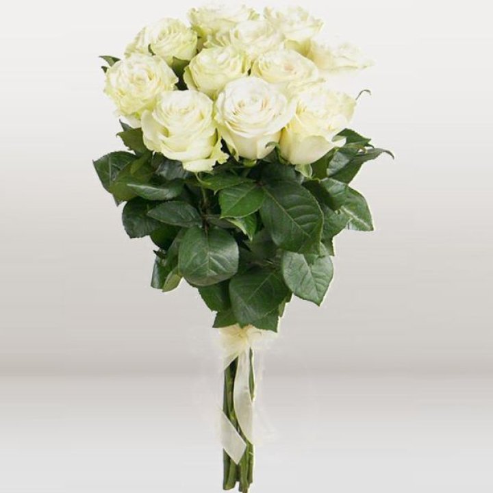 11 белых голландских роз в Омске