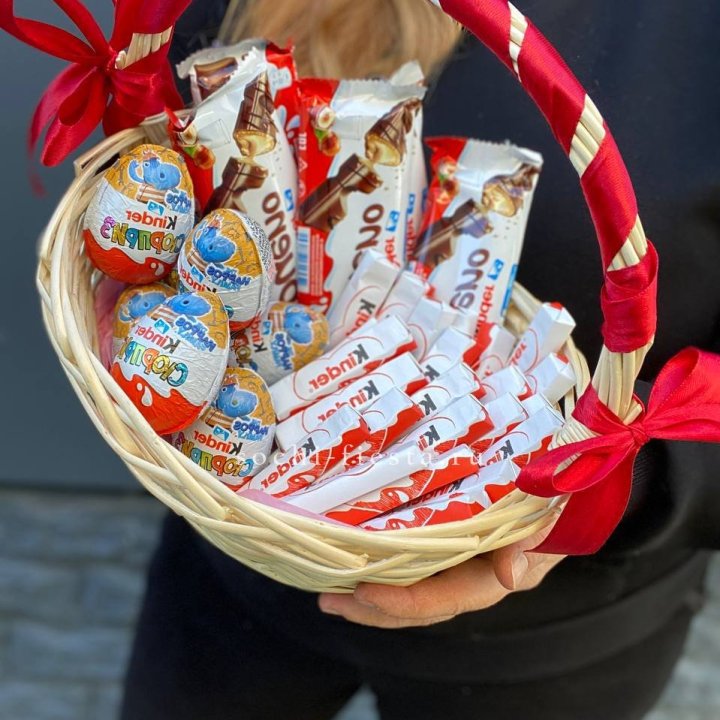 Корзина с киндерами  в Омске