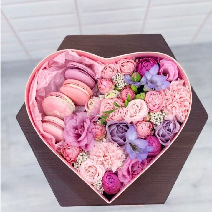 Бокс-сердце с макаронс  в Омске