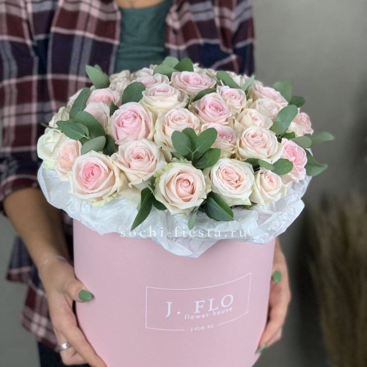 35 розовых роз в цилиндре в Омске