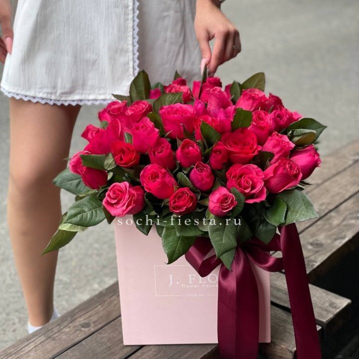 55 алых роз в кубе в Омске