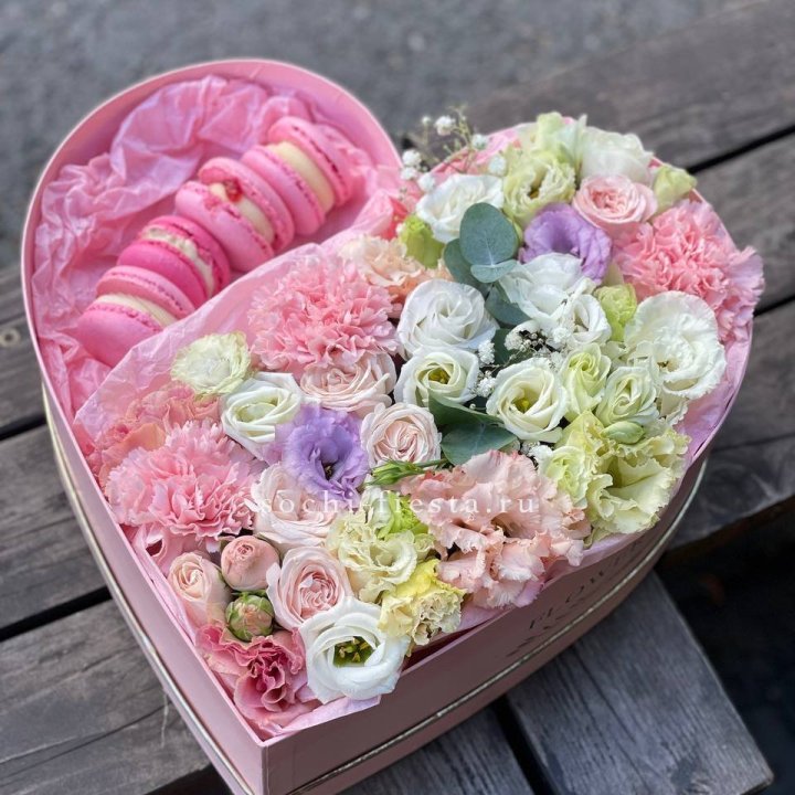 Бокс-сердце с макарон "Пинк" в Омске