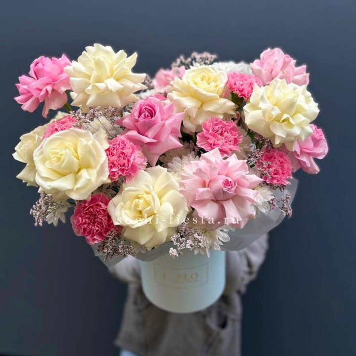 Коробка французских роз и диантусов "Бони" в Омске