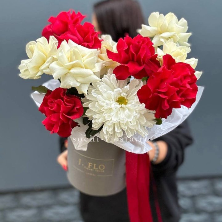 Французские розы с хризантемой в боксе в Омске