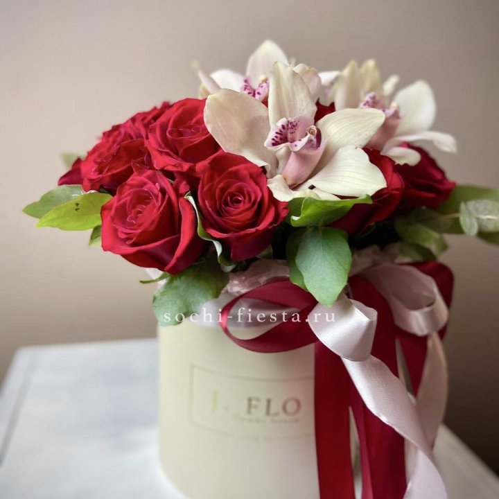 Розы и орхидеи в боксе в Омске