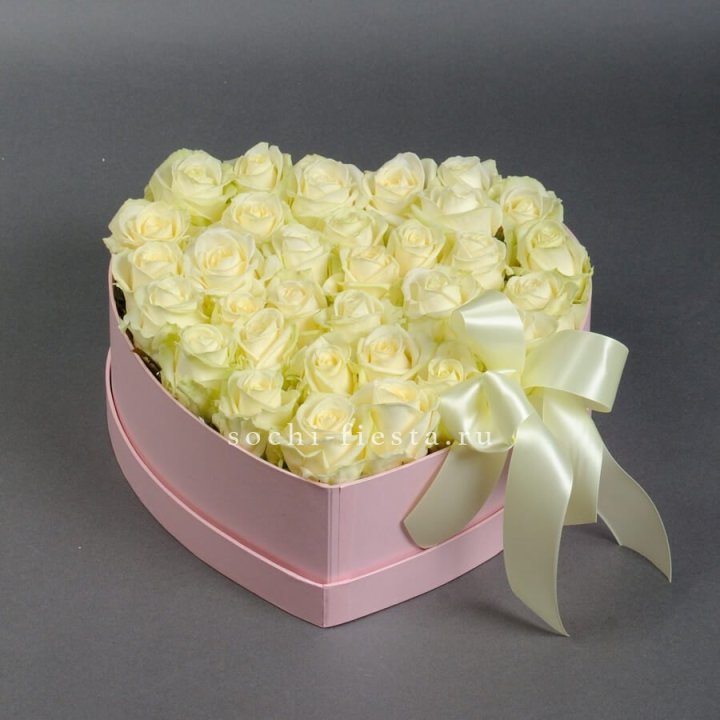 35 белых роз в коробке "Сердце" в Омске