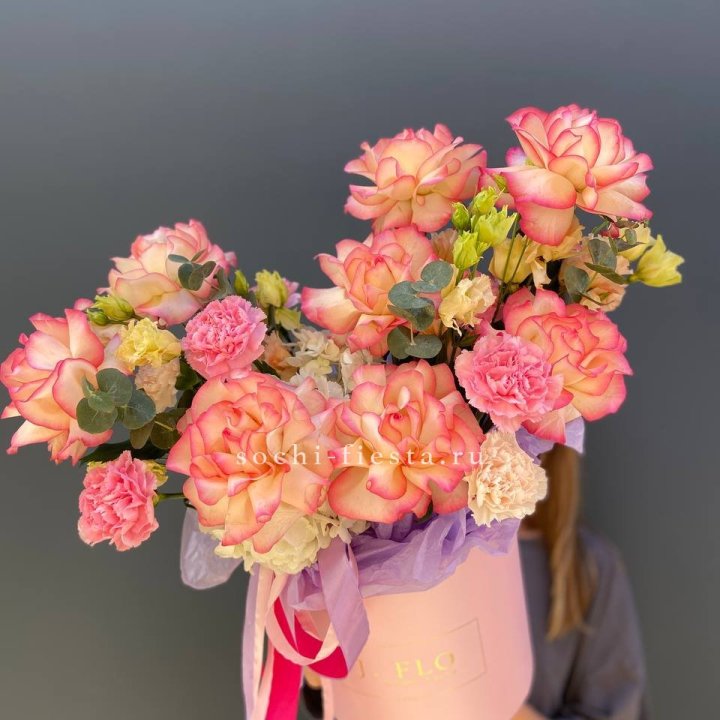 Бокс нежный с розами в Омске