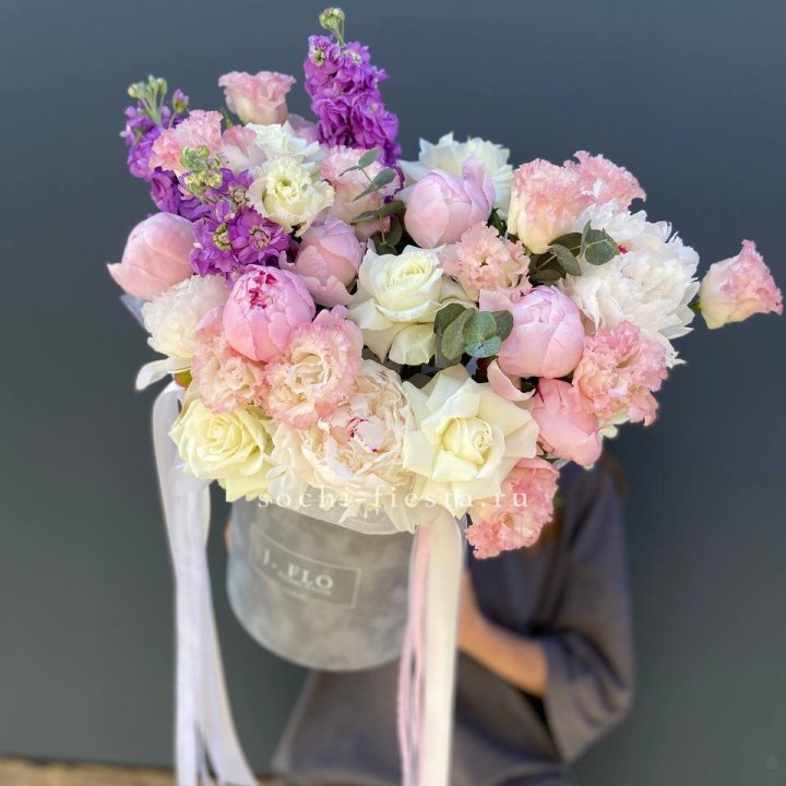 Дизайнерский цилиндр с пионами "Ривьера" в Омске