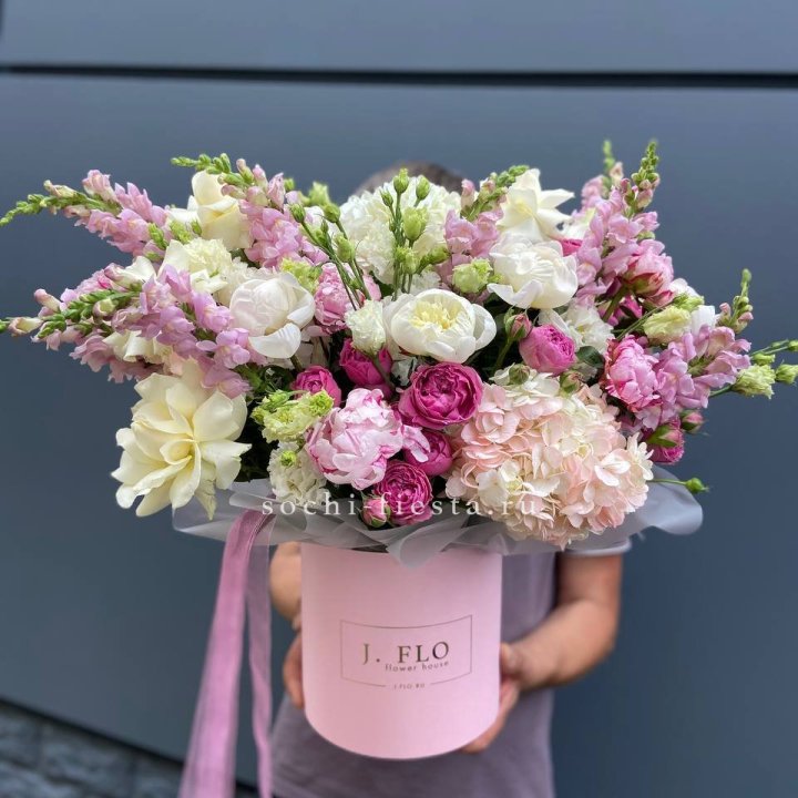 Дизайнерский цилиндр с пионами "Саманта" в Омске