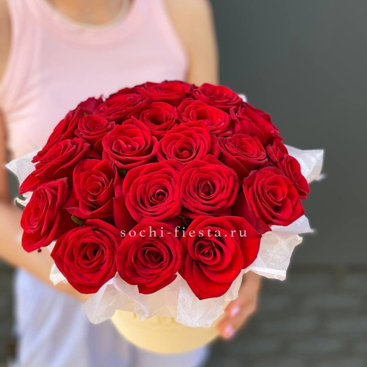 Красные розы в цилиндре в Омске