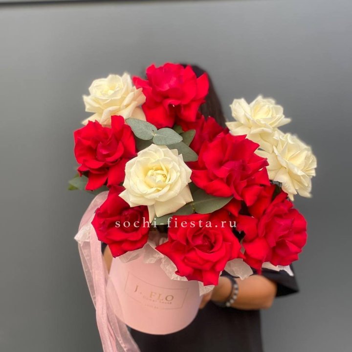 13 Французских роз в боксе в Омске