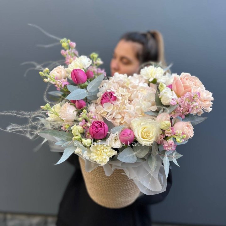 Цветочная композиция в джутовом боксе  в Омске