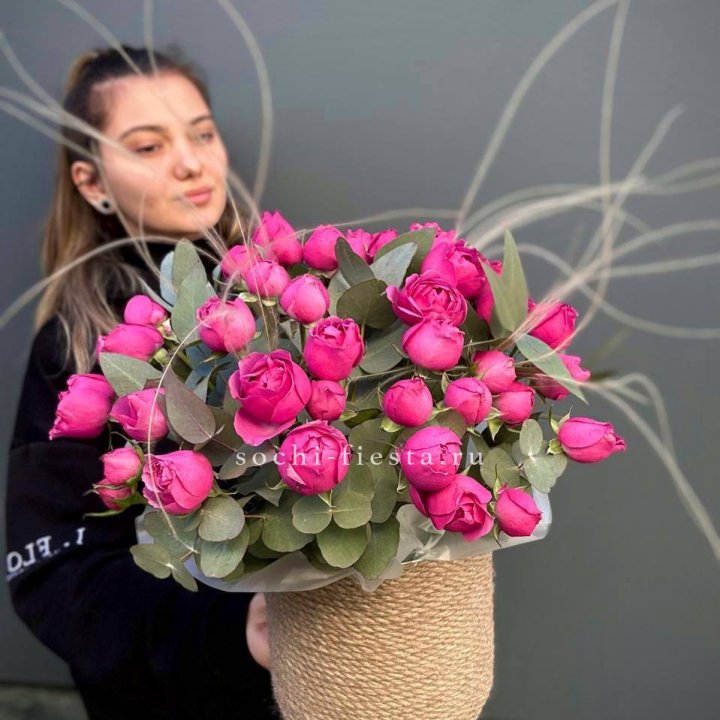 Пионовидные розы Мисти Бабблс в джутовом кашпо в Омске