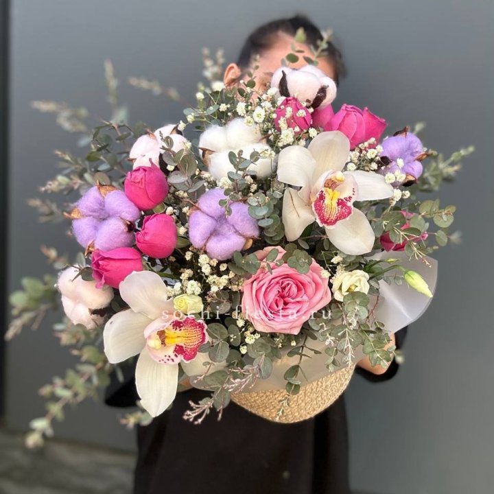 Орхидея и розы в джутовом кашпо в Омске