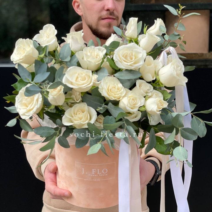 41 белая роз в бархатном боксе в Омске