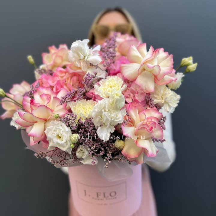 Цветочная композиция "Глория" в боксе в Омске