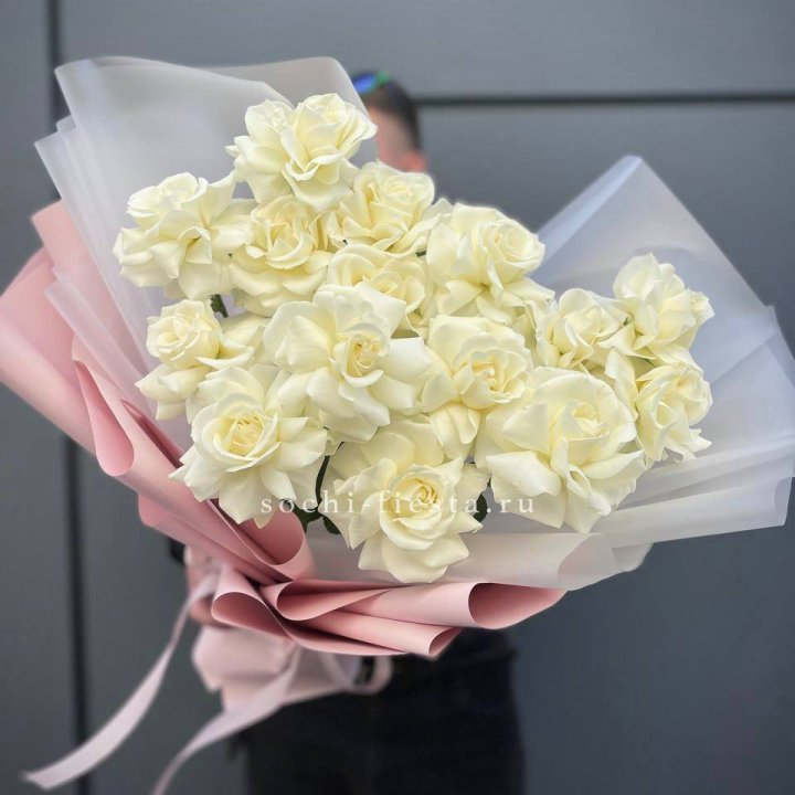 Букет из 15 французских роз Вайт дрим в Омске