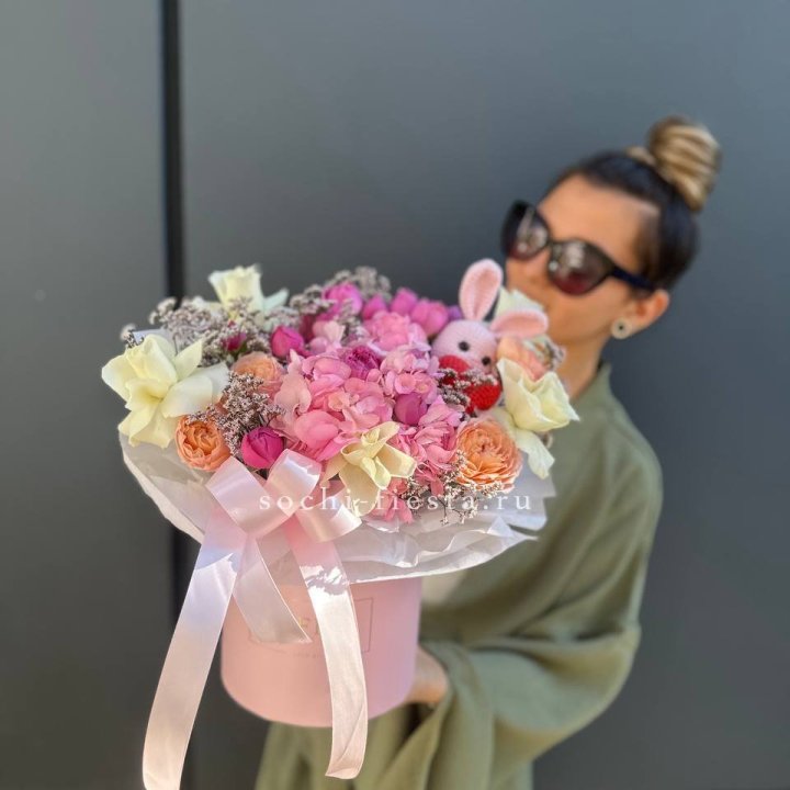 Дизайнерский цилиндр с игрушкой "Лола" в Омске