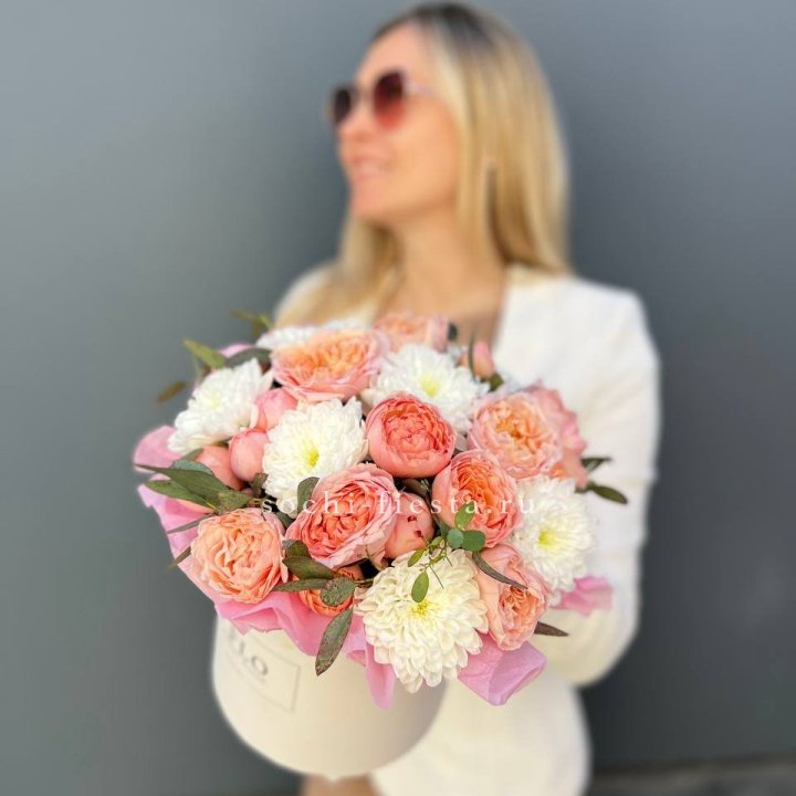 Нежная коробка с цветами в Омске