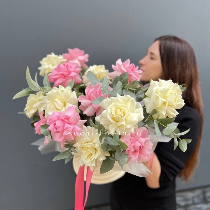 Зефирный бокс из 17 французских роз микс в Омске