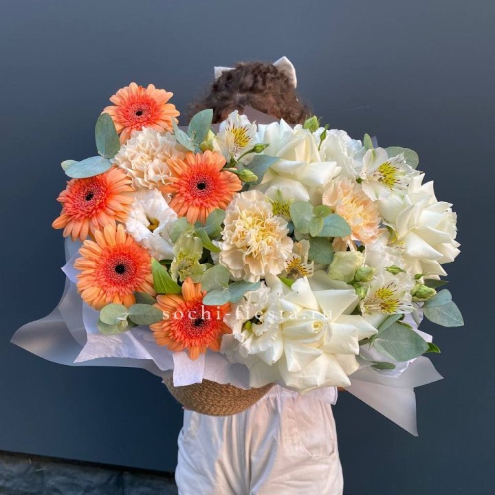 Розы и герберы в джутовом кашпо "Георгино" в Омске