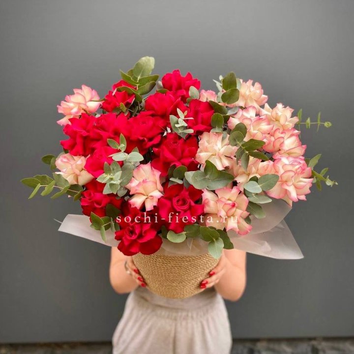 25 Французских роз в джутовом кашпо  в Омске