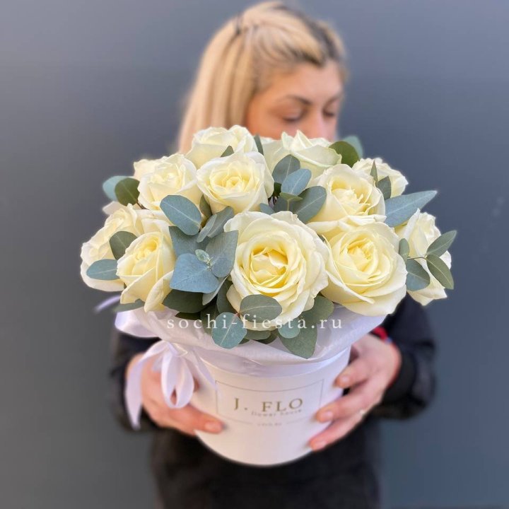 15 белых роз в боксе в Омске