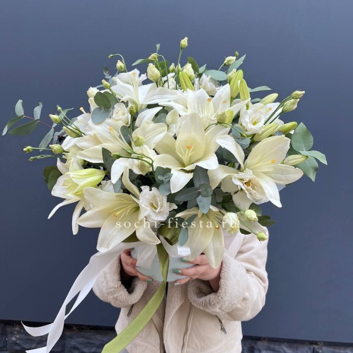 Бокс лилий и эустомы в Омске