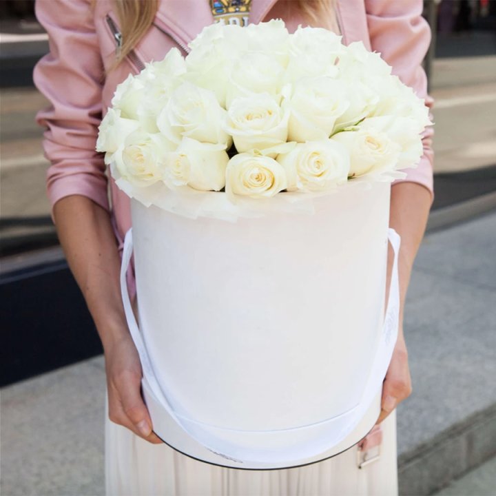 35 белых роз в цилиндре в Омске