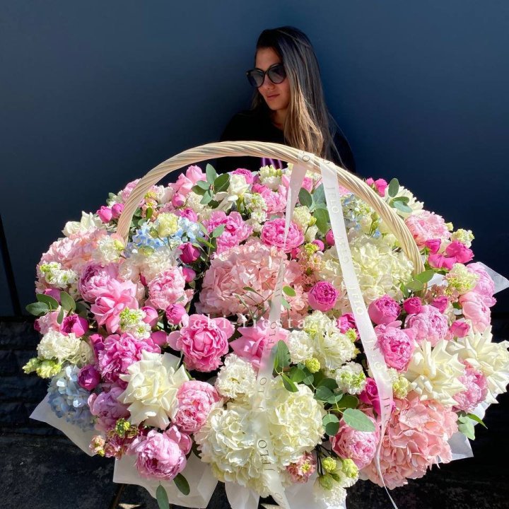 Цветочная корзина из пионов и пионовидных роз "Перфекте" в Омске