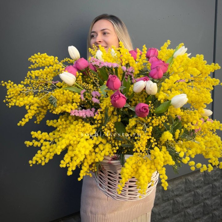 Цветочная корзина с мимозой "Спринг" в Омске