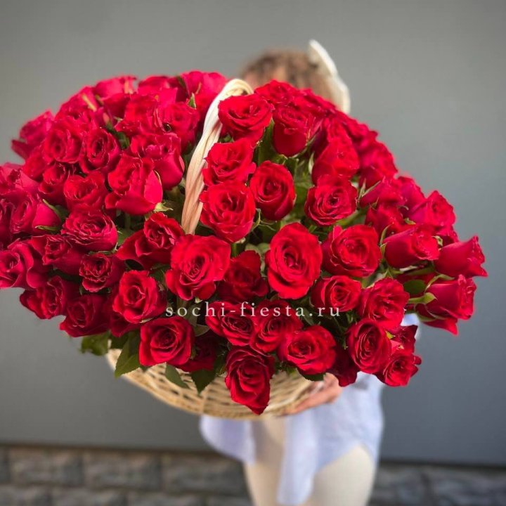 121 красная роза в корзине   в Омске