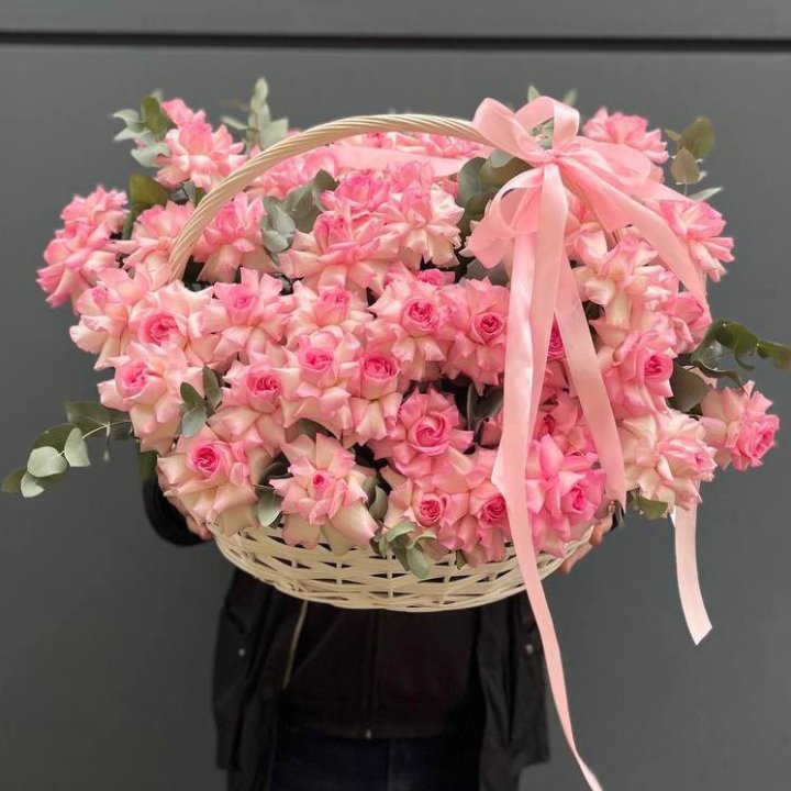 51 розовая роза в корзине в Омске