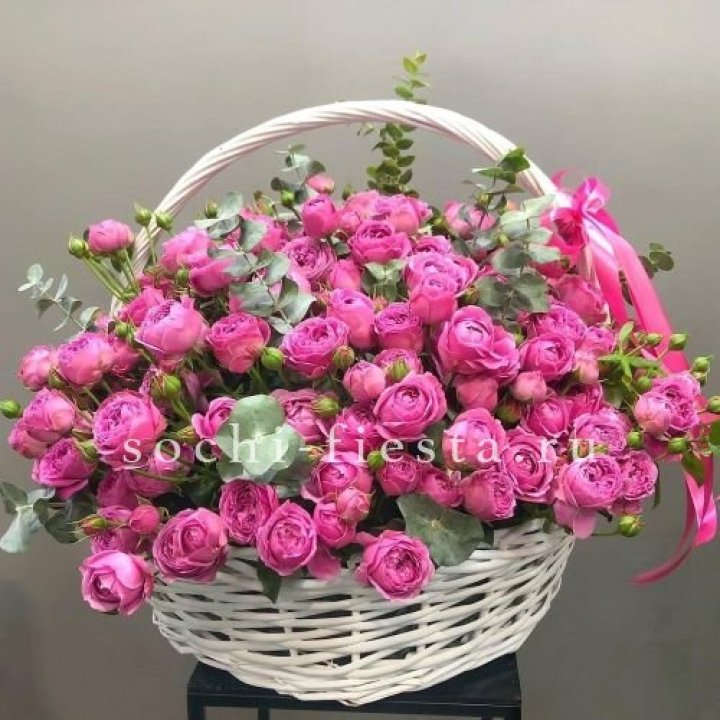 65 пионовидных кустовых роз в корзине в Омске