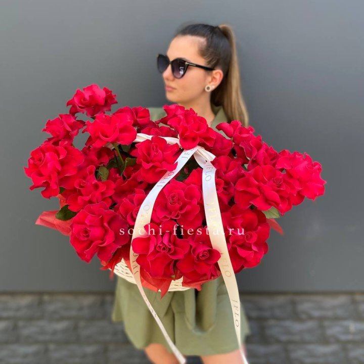 Красные французские розы в корзине в Омске