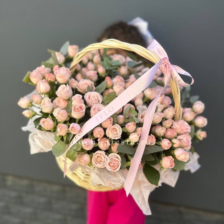 Корзина кустовых пионовидных роз в Омске