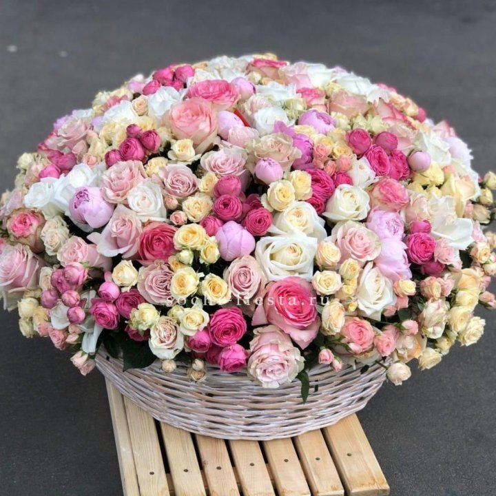 Цветочная корзина из пионов и пионовидных роз "Юниверсити" в Омске