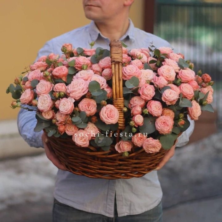 Корзина из 101 пионовидной розы в Омске