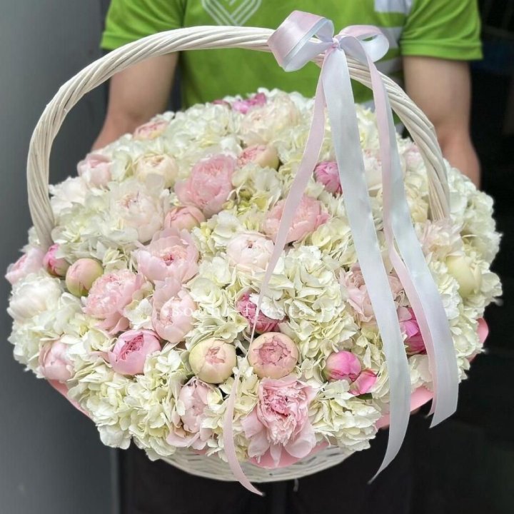 Премиум корзина гортензий и пионов в Омске