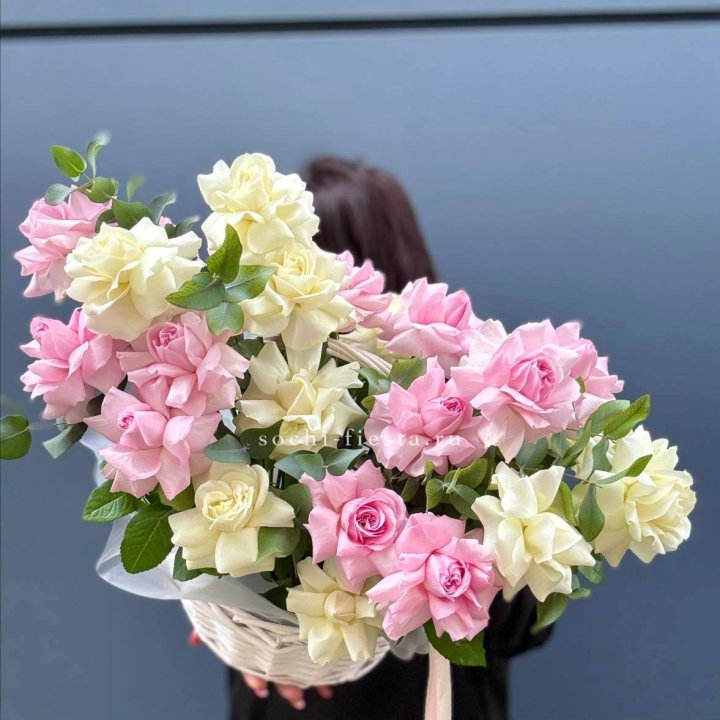 25 Французских роз в корзине в Омске