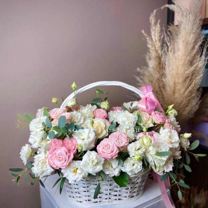 Цветочная корзина "Пинки вайт" в Омске