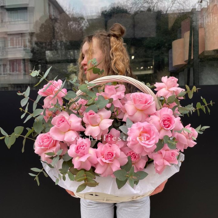 25 роз в цветочной корзине  в Омске