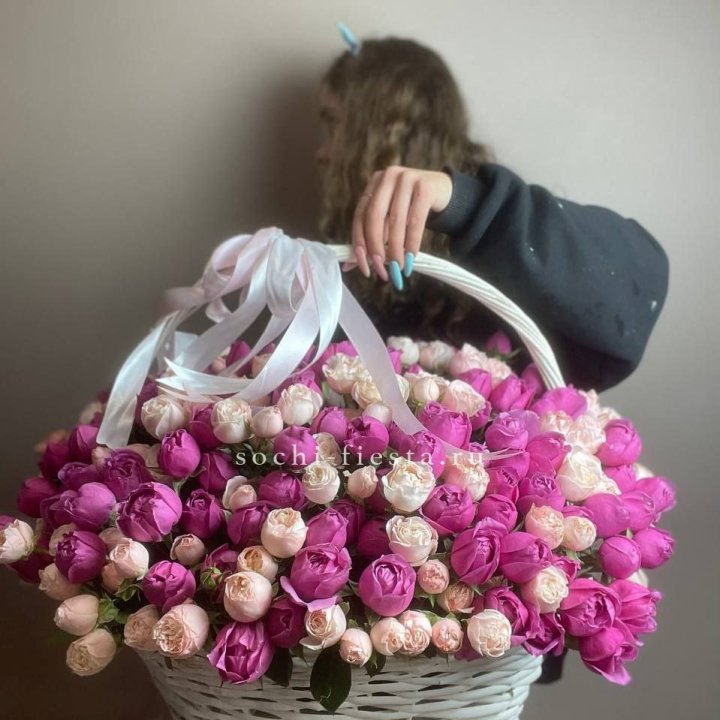 Премиум корзина пионовидных кустовых роз в Омске