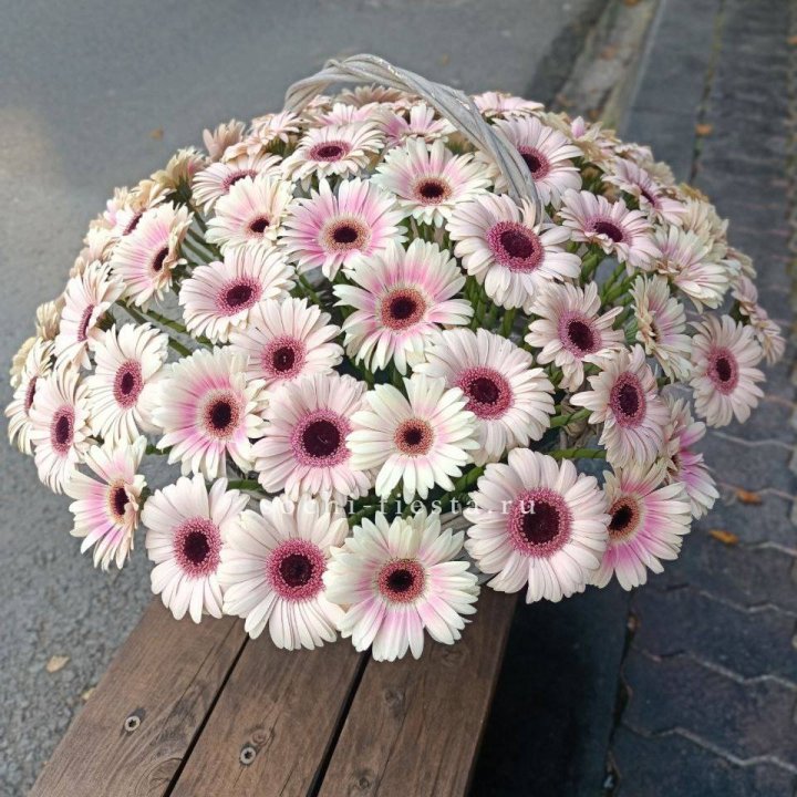 Корзина с герберами  в Омске
