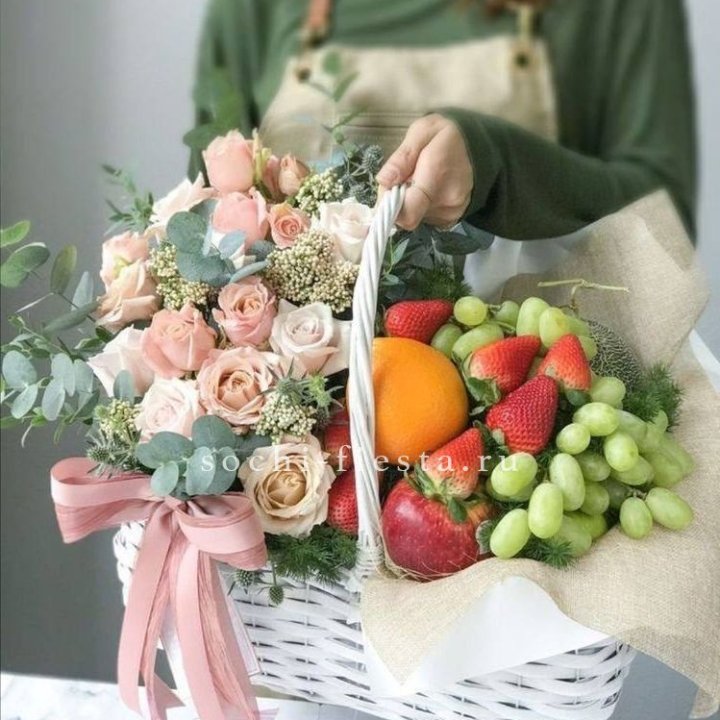 Фруктовая корзина c цветами в Омске
