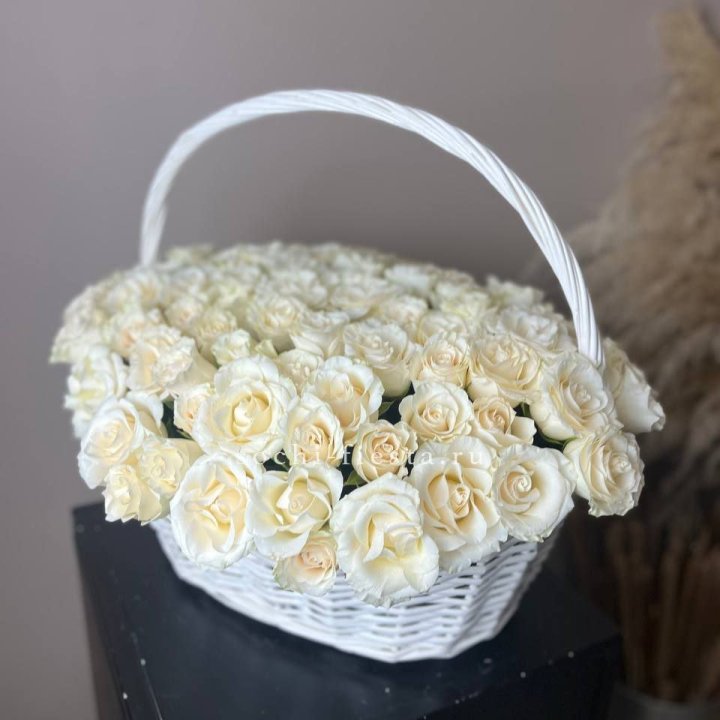 101 белая роза в корзине в Омске