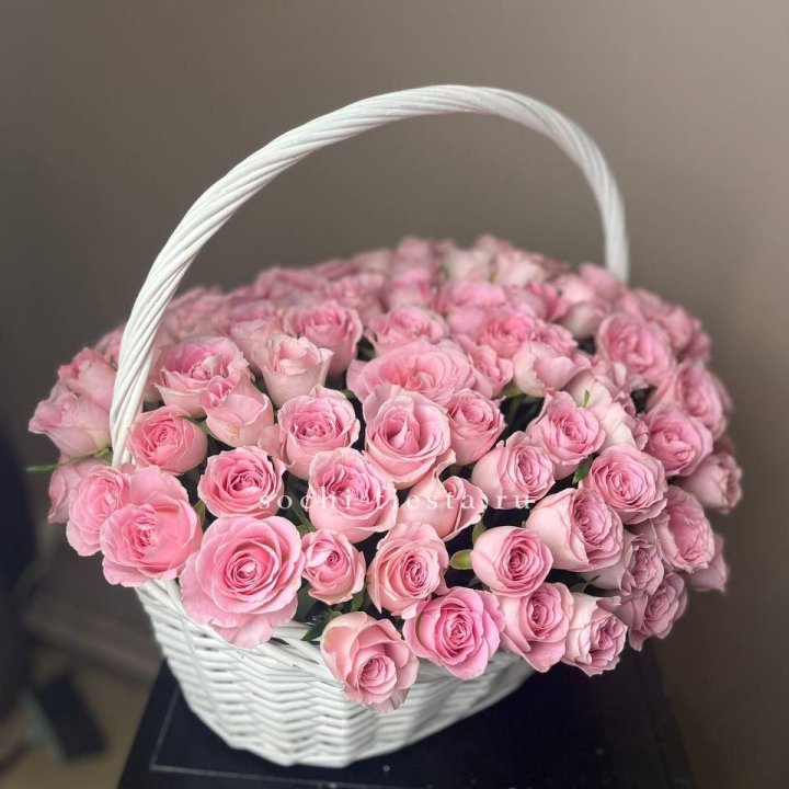 101 розовая роза в корзине в Омске