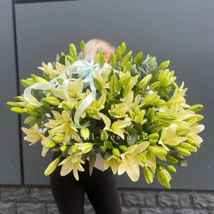 Лилии в корзине в Омске