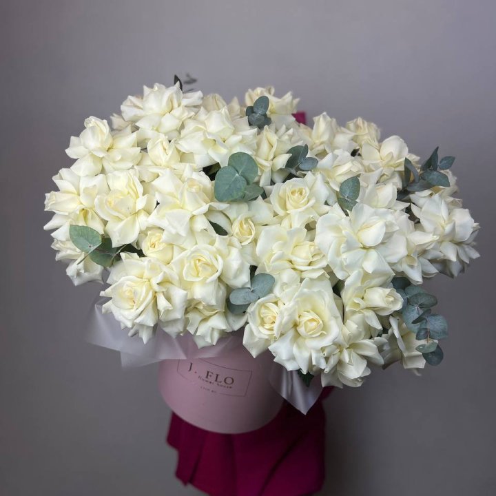 37 белых роз в боксе в Омске